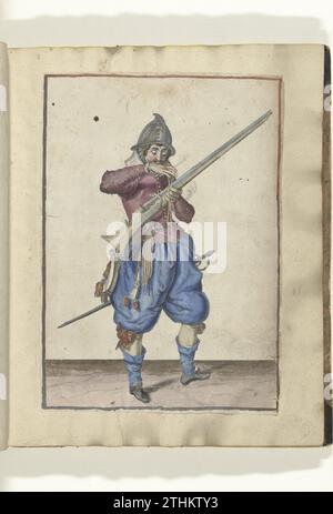 Soldat avec un gouvernail qui amène sa mèche à sa bouche pour le souffler propre (n° 6), ca. 1600, 1597 - 1608 Un soldat, à droite, à droite, tenant un gouvernail (un certain type d'arme à feu) de sa main gauche (n° 6), ca. 1600. De la main droite, il porte une mèche brûlante à la bouche pour le souffler. Plaque 6 dans les instructions pour manipuler le gouvernail : Shorte instruction sur les contrefaits, touchant la bonne utilisation des calivers. Une partie des illustrations dans une édition anglaise de J. de Gheyns Weapons Handelhe : J. de Gheyn, l'exercice d'armes pour calibres, mousquettes et pikes après le Banque D'Images