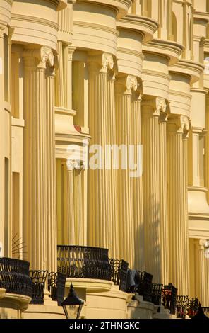 Lumière du soleil sur les façades en stuc de Brunswick Square, Hove East Sussex England façades de la terrasse ouest. Période Régence bâtiments classés Grade I Architecture. Brighton, Angleterre Banque D'Images