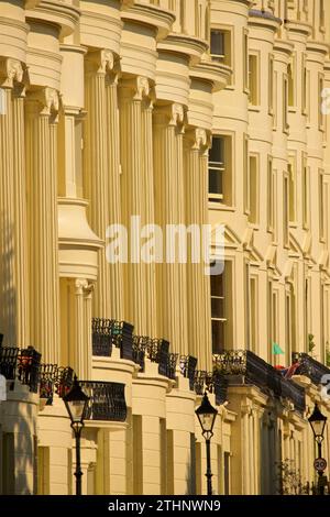 Lumière du soleil sur les façades en stuc de Brunswick Square, Hove East Sussex England façades de la terrasse ouest. Période Régence bâtiments classés Grade I Architecture. Brighton, Angleterre Banque D'Images