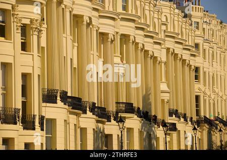 Lumière du soleil sur les façades en stuc de Brunswick Square, Hove East Sussex England façades de la terrasse ouest. Période Régence bâtiments classés Grade I Architecture. Brighton, Angleterre Banque D'Images