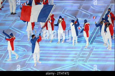 4 FÉVRIER 2022 - Pékin, Chine : Tessa Worley et Kevin Rolland sont les porte-drapeaux de Team France lors de la Parade des Nations lors de la cérémonie d'ouverture Banque D'Images