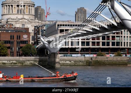 Millennium Bridge, qui est actuellement fermé aux piétons en raison de travaux d'entretien, de réparations et de nettoyage prévus vers la cathédrale St Pauls le 17 octobre 2023 à Londres, Royaume-Uni. Le Millennium Bridge, officiellement connu sous le nom de London Millennium Footbridge, est un pont suspendu en acier pour les piétons traversant la Tamise à Londres, reliant Bankside à la City de Londres. Banque D'Images