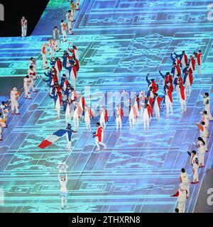 4 FÉVRIER 2022 - Pékin, Chine : Tessa Worley et Kevin Rolland sont les porte-drapeaux de Team France lors de la Parade des Nations lors de la cérémonie d'ouverture Banque D'Images