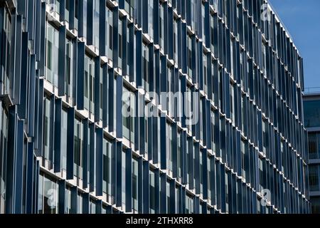 Le Blue fin Building est le siège du géant du magazine IPC Media, et situé sur Bankside, cette innovation architecturale a été conçue par Allies et Morrison - le cabinet d'architectes primé le 17 octobre 2023 à Londres, au Royaume-Uni. Le développement fait partie de Bankside 123, un projet de Land Securities visant à réaménager cette partie de Southwark en trois nouveaux bâtiments. Blue fin - ou Bankside 1 - tire son nom des 2 000 ailerons bleus en aluminium qui recouvrent la façade des bâtiments et ombragent l'intérieur. Banque D'Images