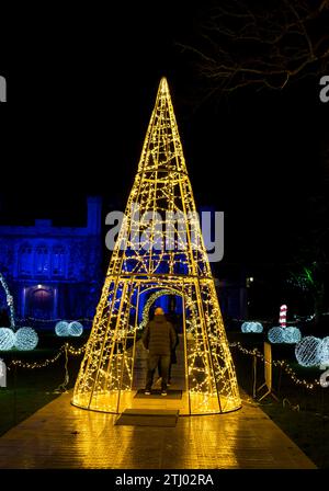 Promenez-vous à travers la flèche illuminée, les illuminations de Noël du château de Lincoln, Lincoln City, Lincolnshire, Angleterre, Royaume-Uni Banque D'Images