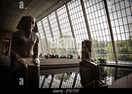 Statues égyptiennes près du bassin réfléchissant du temple de Dendur, dans l'aile Sackler du Metropolitan Museum of Art (met) - Manhattan, New York Banque D'Images