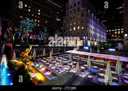 Prometheus Sculpture et Lower Plaza du Rockefeller Center - Manhattan, New York Banque D'Images