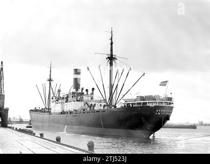 Le cargo Barneveld (Amsterdam) est remorqué par le remorqueur Amsterdam au canal de la mer du Nord de la zone portuaire d'Amsterdam ca. non daté Banque D'Images