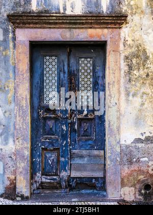 Une vieille porte d'entrée dans une rue arrière de Funchal, Madère, Portugal. Banque D'Images