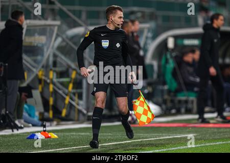 Den Haag, pays-Bas. 20 décembre 2023. DEN HAAG, PAYS-BAS - DÉCEMBRE 20 : l'arbitre assistant Rogier Honig participe au match du 2e tour de la Toto KNVB Cup entre ado Den Haag et Sparta Rotterdam au Bingoal Stadion le 20 décembre 2023 à Den Haag, pays-Bas. (Photo Hans van der Valk/Orange Pictures) crédit : Orange pics BV/Alamy Live News Banque D'Images