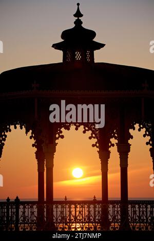 Silhouette du kiosque victorien de Brighton avec centre du soleil couchant. Brighton & Hove, Sussex de l'est, Angleterre. Banque D'Images