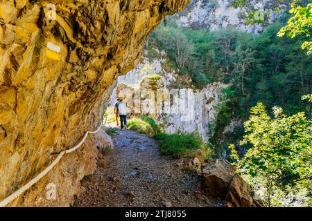 Randonneurs empruntant la route des Xanas. Villanueva - Pedroveya, Santo Adriano - Quirós, Principauté des Asturies, Espagne, Europe Banque D'Images