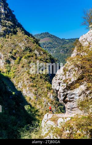 Randonneurs empruntant la route des Xanas. Villanueva - Pedroveya, Santo Adriano - Quirós, Principauté des Asturies, Espagne, Europe Banque D'Images