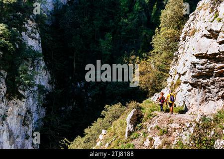 Randonneurs empruntant la route des Xanas. Villanueva - Pedroveya, Santo Adriano - Quirós, Principauté des Asturies, Espagne, Europe Banque D'Images