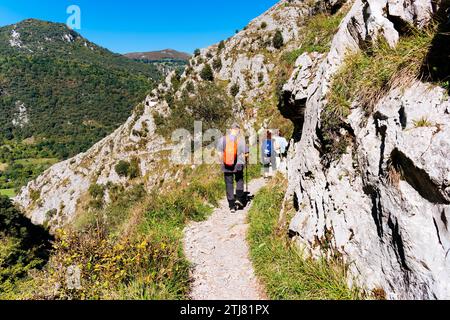 Randonneurs empruntant la route des Xanas. Villanueva - Pedroveya, Santo Adriano - Quirós, Principauté des Asturies, Espagne, Europe Banque D'Images