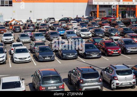 Biélorussie, Minsk - 06 octobre 2023 : rangées de voitures dans le parking Banque D'Images