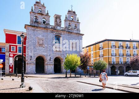 Église de la Sainte famille - Iglesia de la Sagrada familia. Plaza de los Fueros, Orduña, Vizcaya, País Vasco, Espagne, Europe Banque D'Images