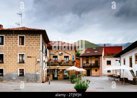 La place Castañeu, Plaza del Castañeu, au centre du village. Arenas de Cabrales est l'une des populations qui donnent accès aux Picos de E. Banque D'Images