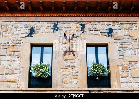 Façade du Cafe Bar Los Guias. La place Castañeu, Plaza del Castañeu, au centre du village. Arenas de Cabrales est l'une des populations qui Banque D'Images