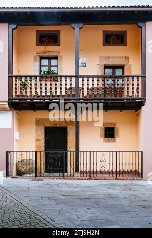 Architecture traditionnelle. Arenas de Cabrales est l'une des populations qui donnent accès aux Picos de Europa. Las Arenas, Cabrales, Principauté de Banque D'Images