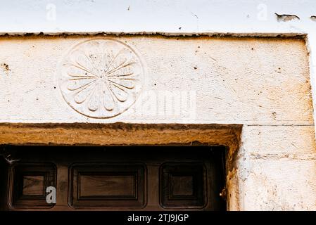 Détail linteau. Architecture traditionnelle. Arenas de Cabrales est l'une des populations qui donnent accès aux Picos de Europa. Las Arenas, Cabrales, P Banque D'Images