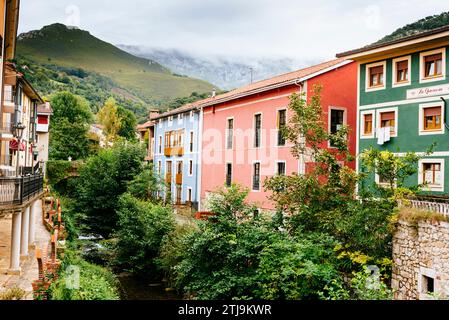 Bâtiments multicolores à côté du ruisseau Ribeles. Arenas de Cabrales est l'une des populations qui donnent accès aux Picos de Europa. Las Arenas, C. Banque D'Images