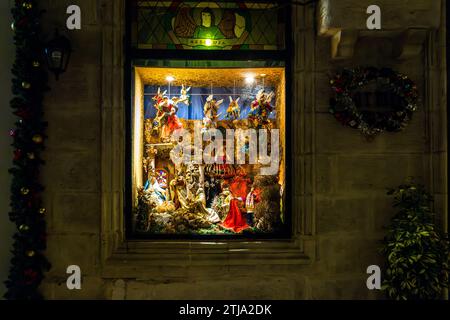 Scène de nativité richement décorée dans la fenêtre d'une maison privée à Birgu. La crèche, il-Presepju en maltais, a une longue tradition à Malte. Birgu, Malte Banque D'Images
