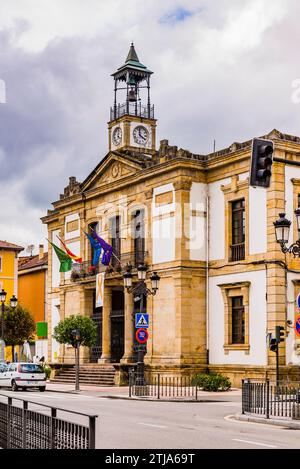 L’ancien palais de justice, actuel hôtel de ville de Cangas de Onís, est une œuvre éclectique mêlant classicisme. Cangas de Onís, Principauté des Asturies, Espagne Banque D'Images