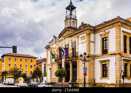 L’ancien palais de justice, actuel hôtel de ville de Cangas de Onís, est une œuvre éclectique mêlant classicisme. Cangas de Onís, Principauté des Asturies, Espagne Banque D'Images