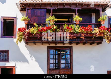 Maisons avec balcons typiques. Avenida Marítima. Santa Cruz de la Palma, la Palma, Santa Cruz de Tenerife, Îles Canaries, Espagne Banque D'Images