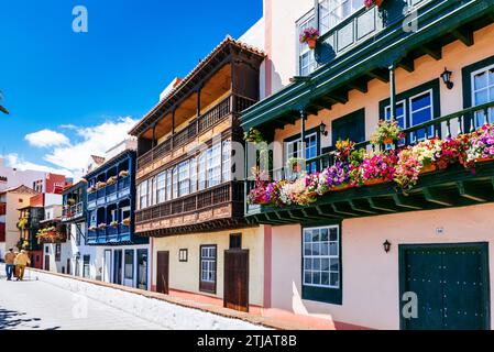 Maisons avec balcons typiques. Avenida Marítima. Santa Cruz de la Palma, la Palma, Santa Cruz de Tenerife, Îles Canaries, Espagne Banque D'Images