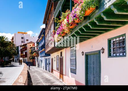 Maisons avec balcons typiques. Avenida Marítima. Santa Cruz de la Palma, la Palma, Santa Cruz de Tenerife, Îles Canaries, Espagne Banque D'Images