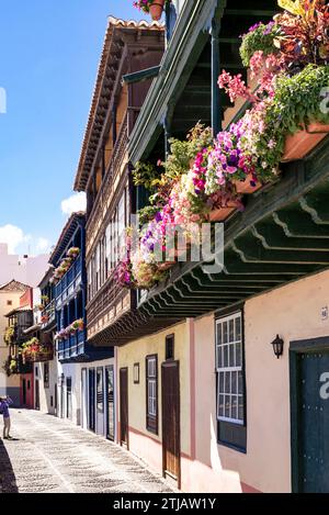 Maisons avec balcons typiques. Avenida Marítima. Santa Cruz de la Palma, la Palma, Santa Cruz de Tenerife, Îles Canaries, Espagne Banque D'Images