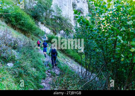 Randonneurs empruntant la route des Xanas. Villanueva - Pedroveya, Santo Adriano - Quirós, Principauté des Asturies, Espagne, Europe Banque D'Images