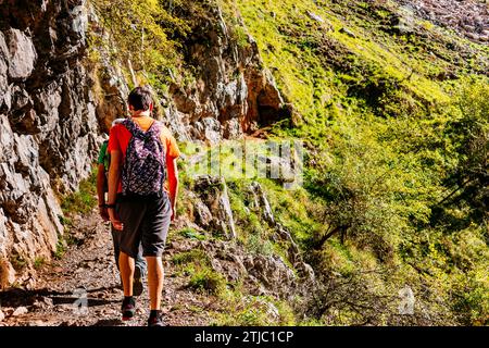 Randonneurs empruntant la route des Xanas. Villanueva - Pedroveya, Santo Adriano - Quirós, Principauté des Asturies, Espagne, Europe Banque D'Images