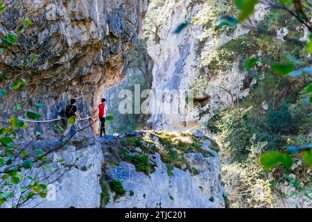 Randonneurs empruntant la route des Xanas. Villanueva - Pedroveya, Santo Adriano - Quirós, Principauté des Asturies, Espagne, Europe Banque D'Images