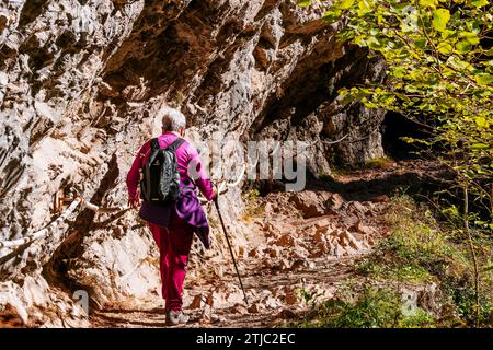 Randonneurs empruntant la route des Xanas. Villanueva - Pedroveya, Santo Adriano - Quirós, Principauté des Asturies, Espagne, Europe Banque D'Images