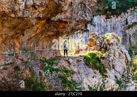 Randonneurs empruntant la route des Xanas. Villanueva - Pedroveya, Santo Adriano - Quirós, Principauté des Asturies, Espagne, Europe Banque D'Images