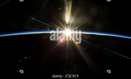 Vers le lever du soleil (orbital) les rayons du Soleil commencent à éclairer l'atmosphère terrestre alors que la Station spatiale internationale s'envole vers un lever de soleil orbital à 261 miles au-dessus du Texas, comme on le voit sur cette image prise par l'astronaute Bob Hines. Crédit image : NASA/B.Hines Banque D'Images