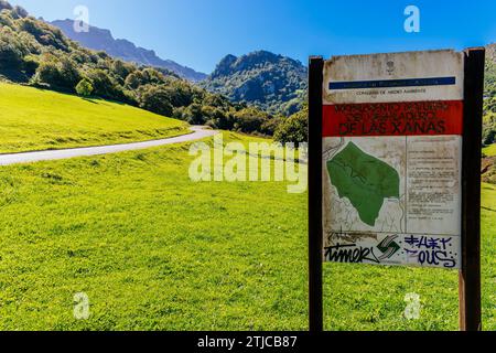 Panneau d'information dans le village de Pedroveya. Ruta de Las Xanas. Pedrovella, Quirós, Principauté des Asturies, Espagne, Europe Banque D'Images