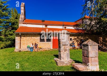 Randonneurs se reposant à la fin de la route à côté de l'Ermitage de San Antonio. Xanas route. Villanueva - Pedroveya, Santo Adriano - Quirós, Principauté Banque D'Images