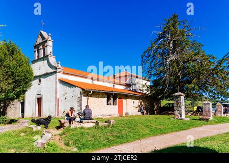 Randonneurs se reposant à la fin de la route à côté de l'Ermitage de San Antonio. Xanas route. Villanueva - Pedroveya, Santo Adriano - Quirós, Principauté Banque D'Images