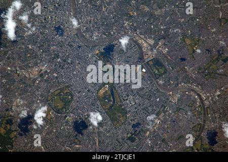 Londres, Angleterre vue depuis l'espace international le 4 juillet 2014. Prise d'une altitude de 221 milles marins avec un objectif de 800 mm. La capitale du Royaume-Uni. La Tamise et les parcs urbains (Regents Park centre) sont clairement visibles. Une version optimisée d'une image originale de la NASA / crédit : NASA Banque D'Images