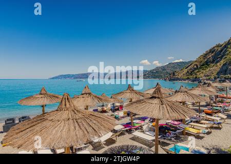 Parasols de paille dans une plage de Capo d'Orlando, Sicile Banque D'Images