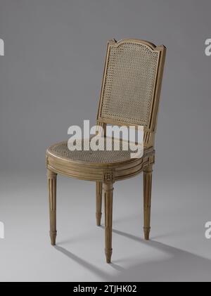 Chaise en bois de hêtre peint vert clair, sur pieds ronds coniques -canling et jambes, dossier et siège de roseaux tressés, décoré de feuilles peintes foncées, anonyme, c. 1765 - c. 1785 chaise en bois de hêtre peint vert clair, reposant sur quatre pieds ronds coniques -canling. Le dos rectangulaire légèrement incliné vers l'arrière, reposant sur des entretoises scannées, est, comme les pattes arrière, relié à un élargissement à la fenêtre d'assise. Les règles de siège sont profilées trois fois. Le dossier et l'assise sont constitués de roseau tressé. Les maisons au sommet des jambes et le couronnement des arrière-styles sont décorés d'un Banque D'Images