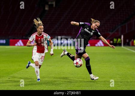 Zweikampf Rosa van Gool (AFC Ajax, #21), Sydney Lohmann (FC Bayern M?nchen, #12) UEFA Women?s Champions League : AFC Ajax - FC Bayern M?nchen, Amsterdam, Johan Cruijff Arena Am 20.12.2023 LES RÈGLEMENTS DFB INTERDISENT TOUTE UTILISATION DE PHOTOGRAPHIES COMME SÉQUENCES D'IMAGES ET/OU QUASI-VIDÉOS. Banque D'Images