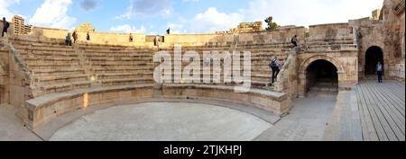 Section du théâtre romain, Amman, Jordanie. Temple d'Hercule, Amman. Le Théâtre romain d'Amman est un théâtre romain du 2e siècle de 6 000 places. Monument célèbre dans la capitale jordanienne, il remonte à la période romaine où la ville était connue sous le nom de Philadelphie. Le théâtre et l'Odéon voisin flanquent la nouvelle place hachémite du sud et de l'est respectivement, tandis que le Nymphaeum romain est à quelques pas en direction nord-ouest. Crédit : JHelebrant Banque D'Images