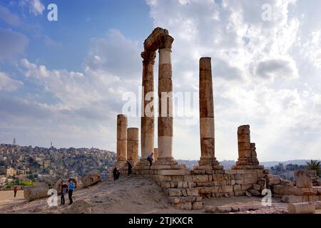 Temple d'Hercule, Citadelle d'Amman, Amman, Jordanie. Le temple d'Hercule est un site historique de la citadelle d'Amman à Amman, en Jordanie. Il est considéré comme la structure romaine la plus importante de la Citadelle d'Amman. Selon une inscription, le temple a été construit quand Geminius Marcianus était gouverneur de la province d'Arabie (AD 162-166) crédit : JHelebrant. Banque D'Images