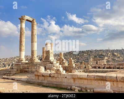 Temple d'Hercule, Citadelle d'Amman, Amman, Jordanie. Le temple d'Hercule est un site historique de la citadelle d'Amman à Amman, en Jordanie. Il est considéré comme la structure romaine la plus importante de la Citadelle d'Amman. Selon une inscription, le temple a été construit quand Geminius Marcianus était gouverneur de la province d'Arabie (AD 162-166) crédit : JHelebrant. Banque D'Images