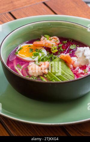Soupe de betterave froide - soupe traditionnelle de betterave froide avec avocat, crevettes, yaourt, œuf. Plat végétarien d'été. concept de déjeuner diététique. menu diététique. Restaurant Banque D'Images